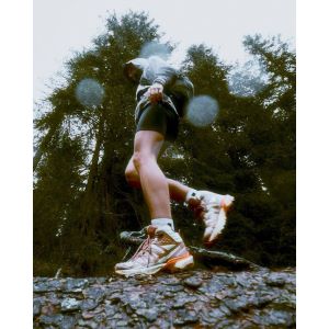 最新のハイキングシューズを落ち着いたデザインに仕上げた1足