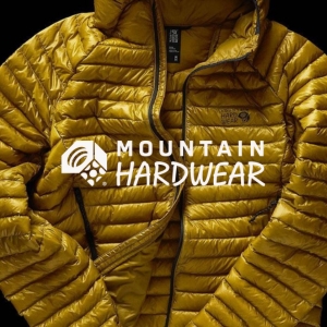 保温性と軽量性に優れ、ベストセラーのダウンフーディー