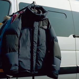 雪上ハイクにも対応できる、高い保温性を持つ防寒ジャケット
