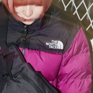 気温差の激しいこの時期に頼れる一着ダウンジャケット