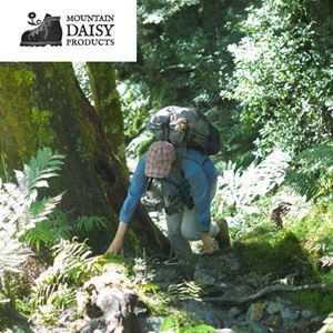 コーデのアクセントに、個性的なチェック柄ハイキングキャップ