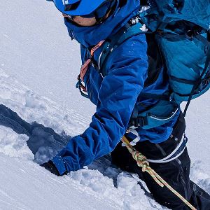 雪山活動に必要な機能を追求したアルパインジャケット