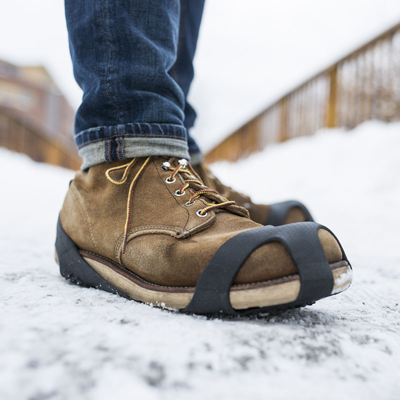 雪道でシューズに取り付ける滑り止めギア。